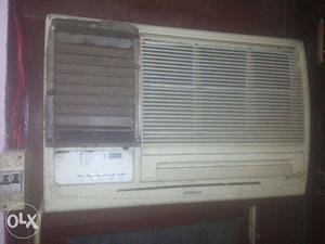 Hitachi White Window Type Air Conditioner