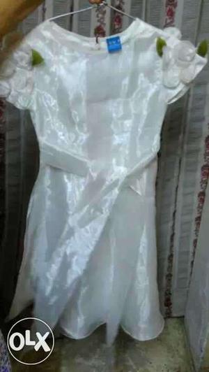 White beautiful dress in perfect condition for 8-9 years old