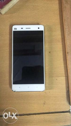 Mi 4 64 GB Good condition with minor cracks in