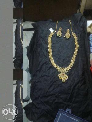 Gold Chain Necklace With Two Earrings