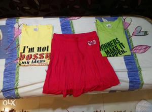 Set of 2 tshirts and 1 divided skirt... Size M...