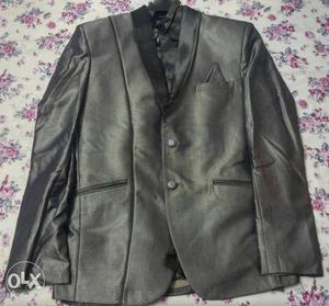 Suit in very good condition size: 39 price.