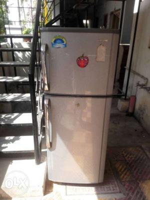 4 years old fridge in full working condition no