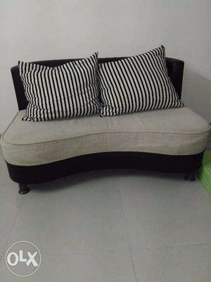 Furniture/ Sofa /2 seater Sofa Set/ with 2 cushions in Good