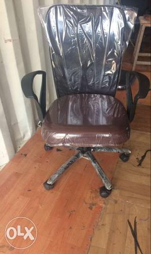 Metal base rolling office chair new comdition