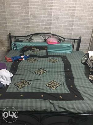 Rot iron bed in fantastic condition