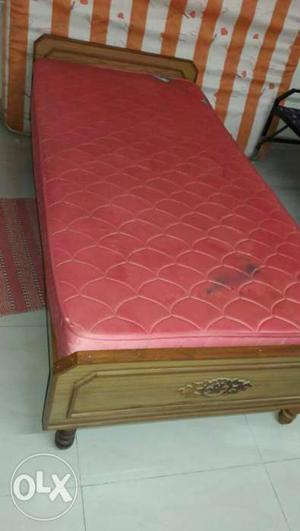 Solid wood single bed with mattresz