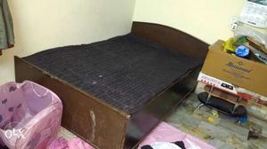 Wooden box cot 6*4 price negotiable