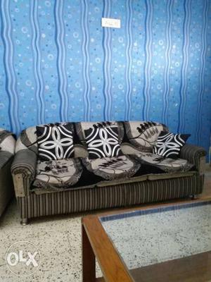 5 seater sofa set excellent condition like new...