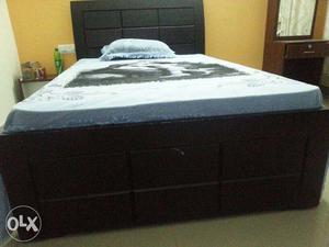 Bed 4' x 6' looks new... Showroom condition... 2 years 6