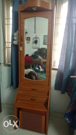Dressing table in good condition with multiple features