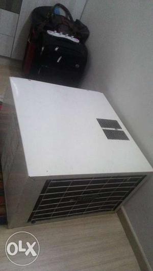 1.5 ton Carrier window AC in excellent working condition