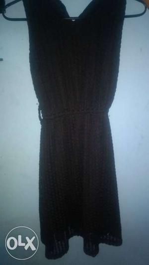 Black V-neck Sleeveless Dress