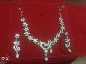 Brand new necklace and earrings - in precious