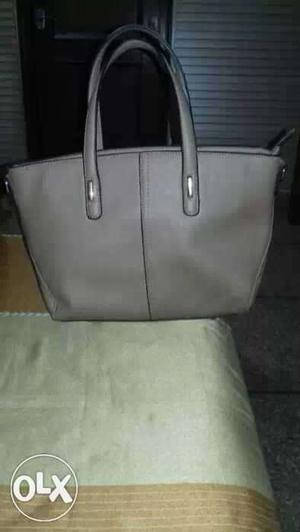 Elegant handbag. Stylish nd brand new.