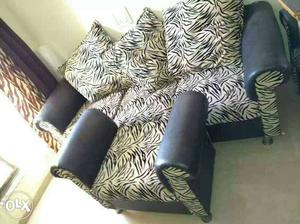 Gray Stel Framed White And Black Cushion 3-seat Couch And