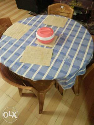Round dining table cernica pasted with four