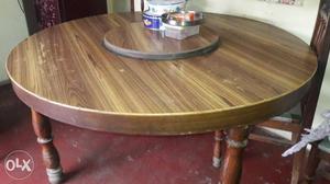 Round dining table. very good condition.