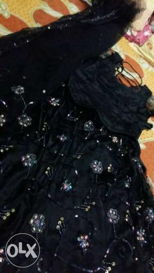 Sell awesome black Lehnga blouse and chunni.