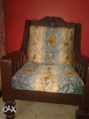 Two single seater sofa in good condition