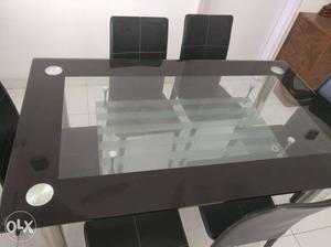 Very good condition dining table with 6 Chair.