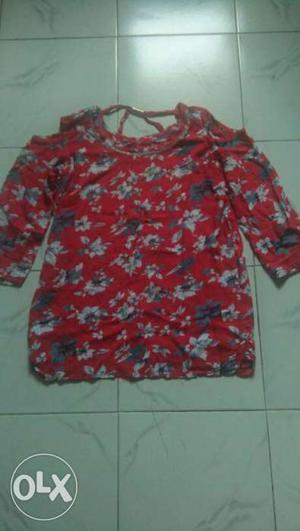 Women's Red And Gray Floral Quarter-sleeve Top