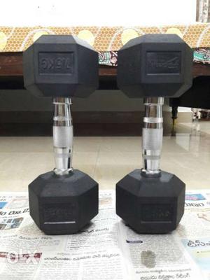 A Pair Of Black-and-grey 7.5kg Dumbbells