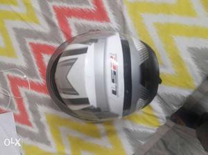 Ls 2 helmet with bag there is no scratch on it dual visor