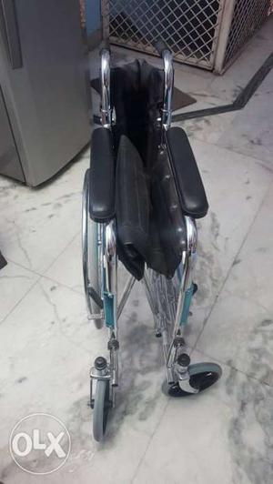 Wheelchair with detachable footrest and foldable