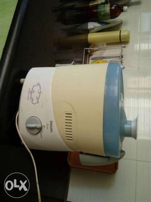 White And Teal Philips juicer