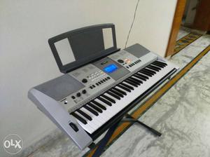 YAMAHA piano keyboard PSR 413 Exellent condition.