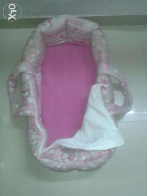 Baby cot with pillow In good condition Safe 4