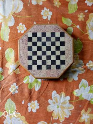 Black And Gray Chess Board