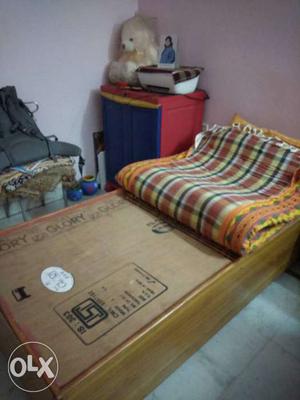 3ft by 6ft Divan bed with Gadda in good condition.