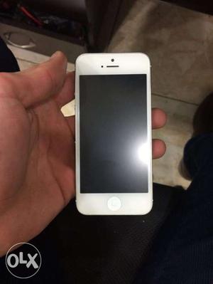 Apple iPhone 5 16 gb is in excellent condition 1