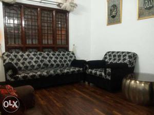 Five seater sofa set It is grey and black light weight