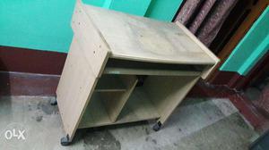 PC table in very good condition for sale