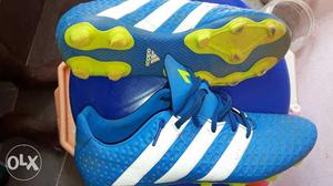 Addidas football shoe.shoe size is 7 interested