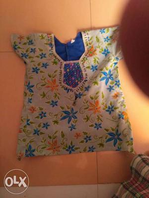 A Baby top for age 3to 4 years