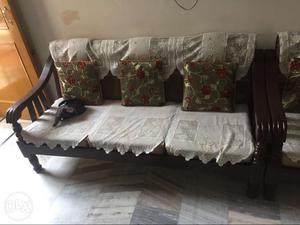 5 seater Black Wooden Futon bery good condition like new