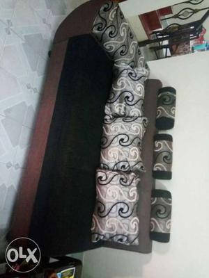 5 seater cozy sofa with cushions​ in excellent