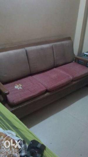 A used but new condition 5 seater sofa set good
