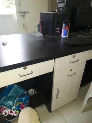 Black And White Wooden Knee Hole Desk