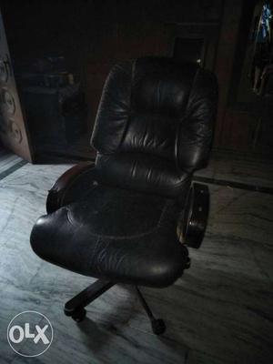 Good condition black leather office chair