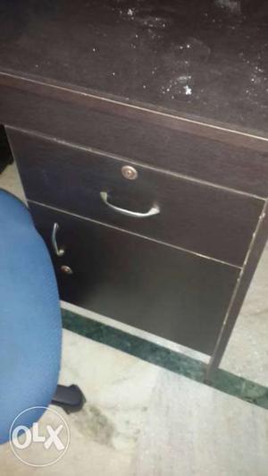 Hi I want to sell my computer table with keys and