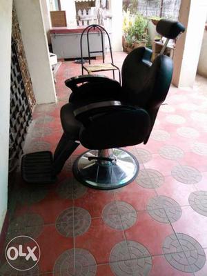 Hydraulic chair for beauty parlour and saloon