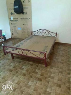 Metal bed 4*6 for sell.