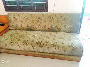 Sofa set available in a very good condition with