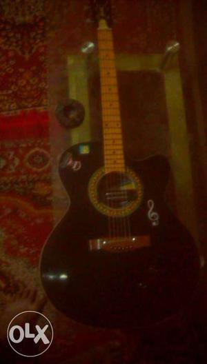 Gibson guitar less used very good conditions.