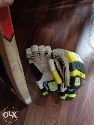 Green-and-white Leather Batting Gloves
